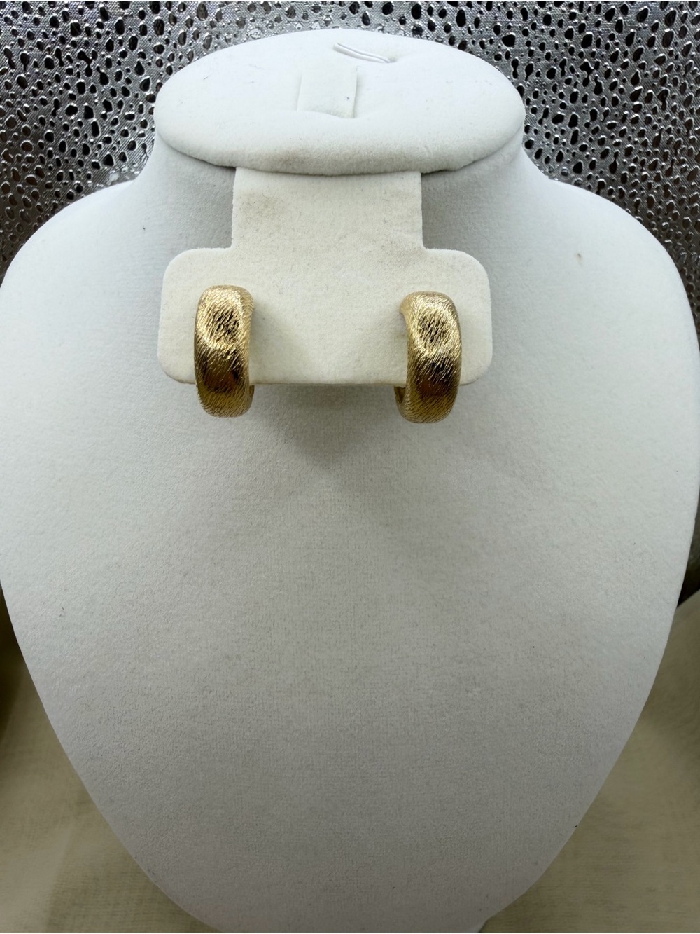 VTG Sarah Coventry Gold Textured Chunky Hoop Clip On Earrings Signed